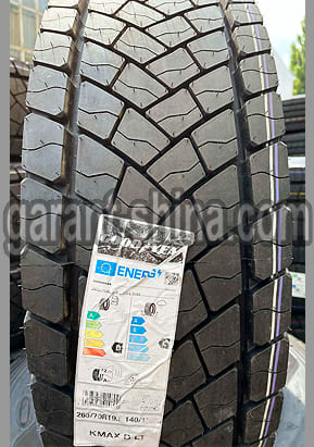 Goodyear KMAX D (приводная) 265/70 R19.5 140/138M 16PR - Фото протектора с этикеткой вблизи